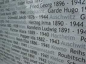 Glastafel mit dem Namen von Klara Pächter