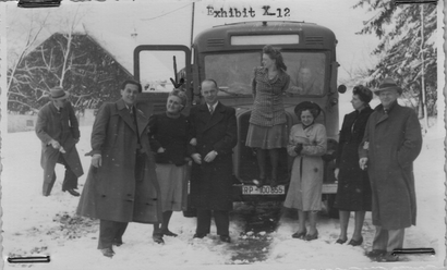 Foto der Belegschaft der Tötungsanstalt Hartheim vor einem der Transportbusse - während eines gemeinsamen Ausflugs