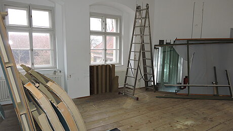 Bild der Baustelle vor der Ausstellung in Schloss Hartheim