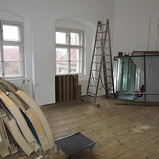 Bild der Baustelle vor der Ausstellung in Schloss Hartheim